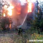 В Балакове за вечер сгорели три двухэтажные «расселёнки» В Балакове за вечер сгорели три двухэтажные «расселёнки»