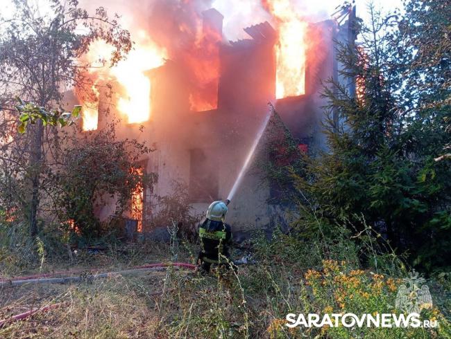 В Балакове за вечер сгорели три двухэтажные «расселёнки» В Балакове за вечер сгорели три двухэтажные «расселёнки»