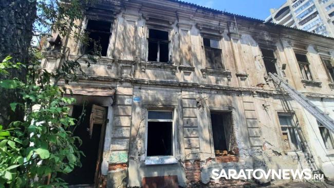 Ночью на Мичурина в Саратове горели два старинных дома Ночью на Мичурина в Саратове горели два старинных дома