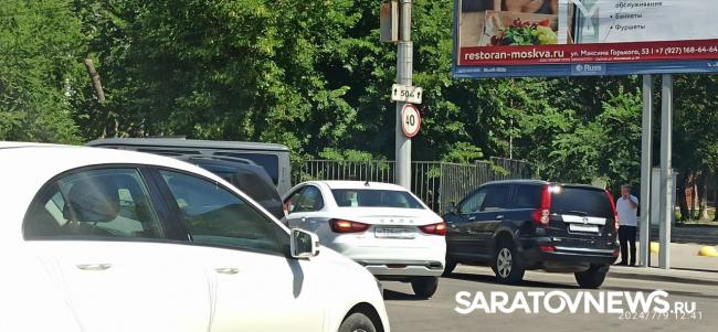 ДТП усугубило ежедневную пробку на Серова в Саратове ДТП усугубило ежедневную пробку на Серова в Саратове