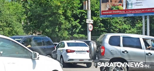 ДТП усугубило ежедневную пробку на Серова в Саратове ДТП усугубило ежедневную пробку на Серова в Саратове