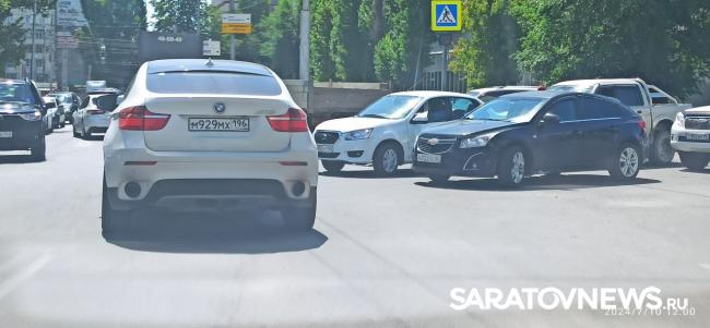 Грузовик, «Лада» и внедорожник усилили пробку на Серова в Саратове Грузовик, «Лада» и внедорожник усилили пробку на Серова в Саратове