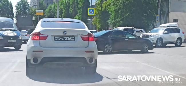 Грузовик, «Лада» и внедорожник усилили пробку на Серова в Саратове Грузовик, «Лада» и внедорожник усилили пробку на Серова в Саратове