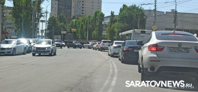 Грузовик, «Лада» и внедорожник усилили пробку на Серова в Саратове Грузовик, «Лада» и внедорожник усилили пробку на Серова в Саратове
