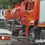 Улицу Танкистов в Саратове заливает водой