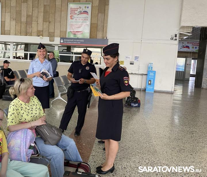 В Саратове транспортные полицейские провели профилактические беседы с пассажирами В Саратове транспортные полицейские провели профилактические беседы с пассажирами