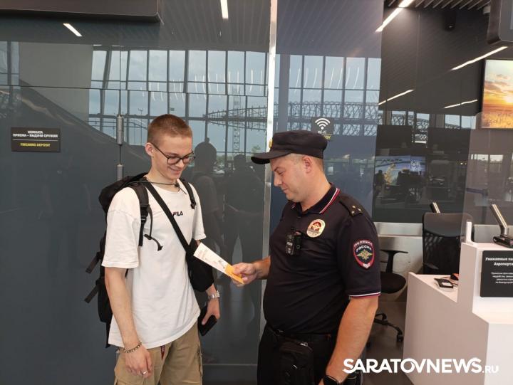 В Саратове транспортные полицейские провели профилактические беседы с пассажирами В Саратове транспортные полицейские провели профилактические беседы с пассажирами