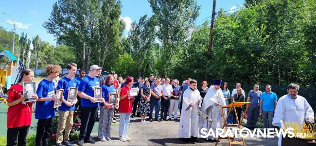 В Саратове почтили память детей – жертв войны в Донбассе В Саратове почтили память детей – жертв войны в Донбассе