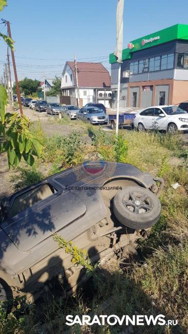 В Саратове перевернулась «Нива» после столкновения с «Грантой» В Саратове перевернулась «Нива» после столкновения с «Грантой»