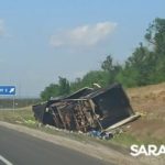 На саратовской трассе дотла сгорела перевернутая фура На саратовской трассе дотла сгорела перевернутая фура