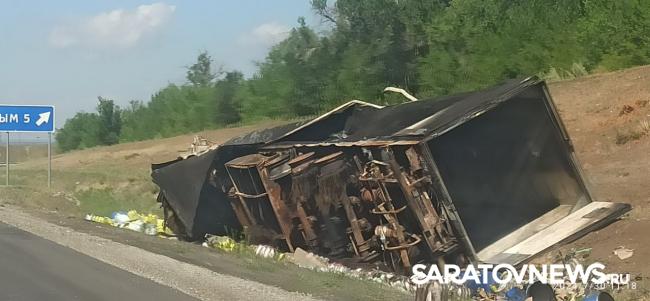 На саратовской трассе дотла сгорела перевернутая фура На саратовской трассе дотла сгорела перевернутая фура