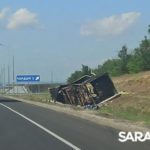 На саратовской трассе дотла сгорела перевернутая фура На саратовской трассе дотла сгорела перевернутая фура