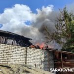Четыре пожарных расчета тушат горящий дом в Энгельсе Четыре пожарных расчета тушат горящий дом в Энгельсе