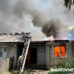 Четыре пожарных расчета тушат горящий дом в Энгельсе Четыре пожарных расчета тушат горящий дом в Энгельсе