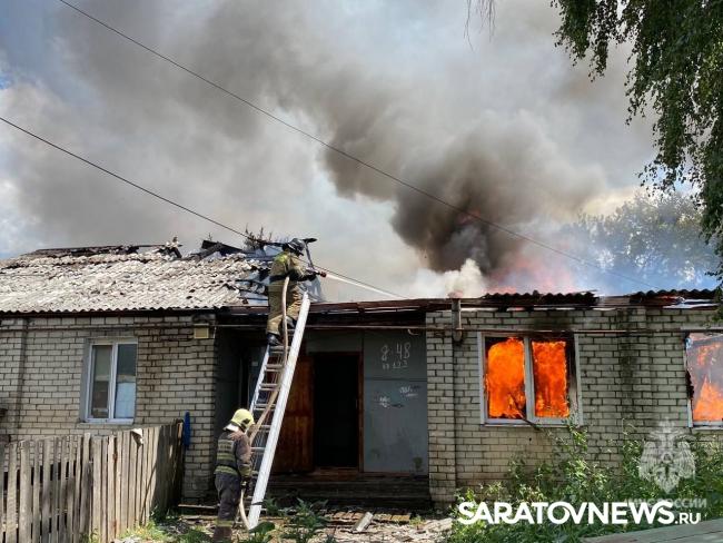Четыре пожарных расчета тушат горящий дом в Энгельсе Четыре пожарных расчета тушат горящий дом в Энгельсе