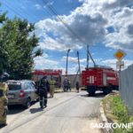 Четыре пожарных расчета тушат горящий дом в Энгельсе Четыре пожарных расчета тушат горящий дом в Энгельсе