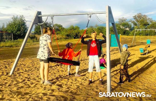Новая площадка в Духовницком радует детей и родителей Новая площадка в Духовницком радует детей и родителей