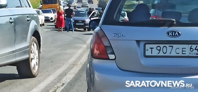 Массовая авария на выезде из Саратова создала длинную пробку Массовая авария на выезде из Саратова создала длинную пробку