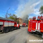 8 пожарных расчётов тушат расселенную трехэтажку в Энгельсе