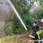 8 пожарных расчётов тушат расселенную трехэтажку в Энгельсе