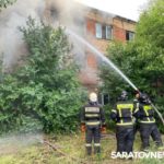 8 пожарных расчётов тушат расселенную трехэтажку в Энгельсе