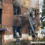 8 пожарных расчётов тушат расселенную трехэтажку в Энгельсе