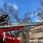 8 пожарных расчётов тушат расселенную трехэтажку в Энгельсе