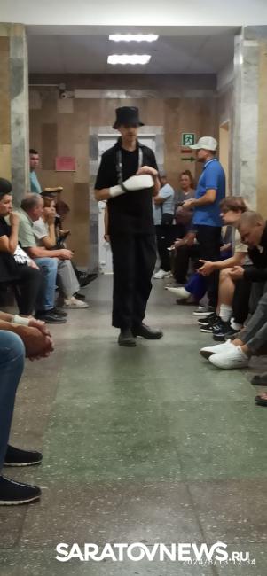 В Саратове пациенты по полдня сидят в очереди к травматологу В Саратове пациенты по полдня сидят в очереди к травматологу
