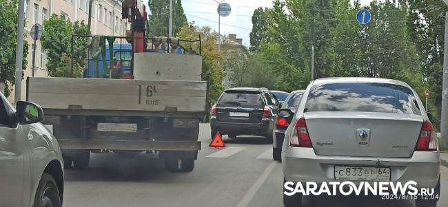 Subaru протаранил «Ладу» у ТЦ «Рубин» в Саратове Subaru протаранил «Ладу» у ТЦ «Рубин» в Саратове