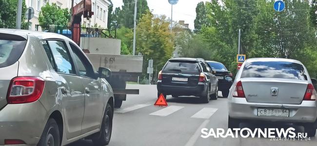Subaru протаранил «Ладу» у ТЦ «Рубин» в Саратове Subaru протаранил «Ладу» у ТЦ «Рубин» в Саратове