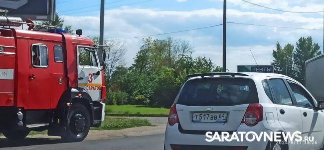 На саратовской трассе столкнулись грузовик и легковушка На саратовской трассе столкнулись грузовик и легковушка