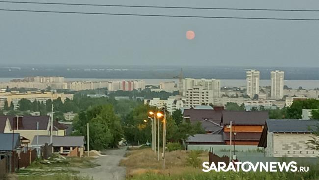 Саратовцы увидели розовую Луну, сегодня их ждет голубая Саратовцы увидели розовую Луну, сегодня их ждет голубая