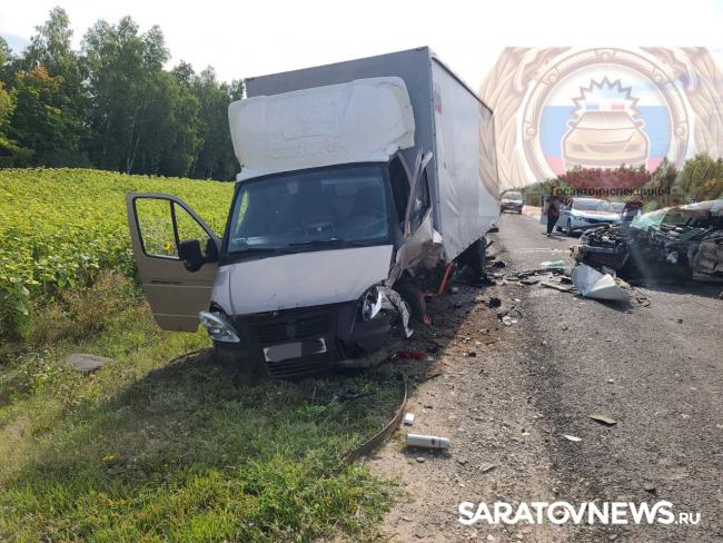 В тройной аварии в Татищевском районе пострадал водитель легковушки В тройной аварии в Татищевском районе пострадал водитель легковушки