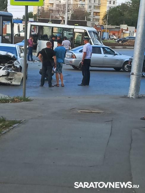 В Саратов затруднен въезд из-за жесткого ДТП с маршруткой В Саратов затруднен въезд из-за жесткого ДТП с маршруткой