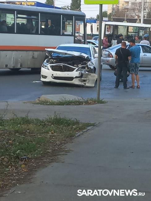 В Саратов затруднен въезд из-за жесткого ДТП с маршруткой В Саратов затруднен въезд из-за жесткого ДТП с маршруткой