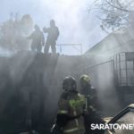 В Октябрьском районе Саратова горят три гаража и четыре автомобиля: есть пострадавший В Октябрьском районе Саратова горят три гаража и четыре автомобиля: есть пострадавший