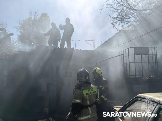 В Октябрьском районе Саратова горят три гаража и четыре автомобиля: есть пострадавший В Октябрьском районе Саратова горят три гаража и четыре автомобиля: есть пострадавший