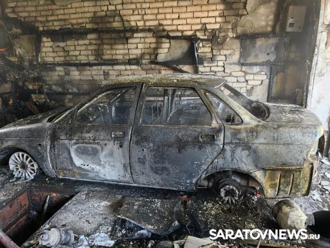 В Октябрьском районе Саратова горят три гаража и четыре автомобиля: есть пострадавший В Октябрьском районе Саратова горят три гаража и четыре автомобиля: есть пострадавший
