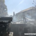 В Октябрьском районе Саратова горят три гаража и четыре автомобиля: есть пострадавший В Октябрьском районе Саратова горят три гаража и четыре автомобиля: есть пострадавший