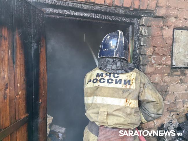 В Октябрьском районе Саратова горят три гаража и четыре автомобиля: есть пострадавший В Октябрьском районе Саратова горят три гаража и четыре автомобиля: есть пострадавший