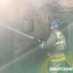 В Октябрьском районе Саратова горят три гаража и четыре автомобиля: есть пострадавший В Октябрьском районе Саратова горят три гаража и четыре автомобиля: есть пострадавший