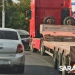 На кольце НИИ в Саратове грузовик столкнулся с иномарками
