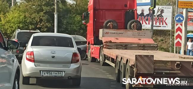 На кольце НИИ в Саратове грузовик столкнулся с иномарками