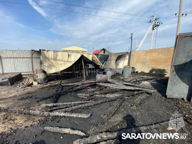 В Энгельсе на автостоянке горели сторожка, металлический сарай и автоприцеп В Энгельсе на автостоянке горели сторожка, металлический сарай и автоприцеп