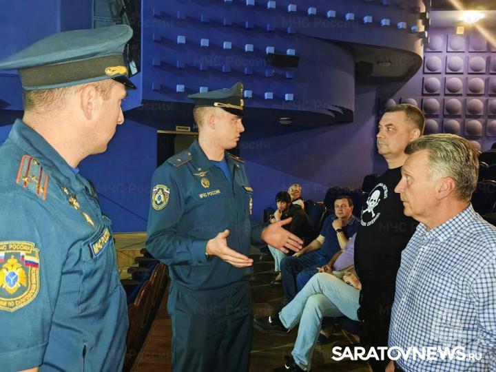В Саратове пожарные «тушили» ТЮЗ В Саратове пожарные «тушили» ТЮЗ