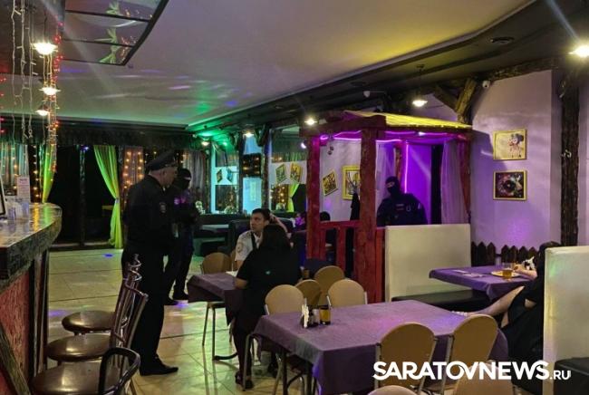 В ночном клубе Саратова втихаря продавали алкоголь В ночном клубе Саратова втихаря продавали алкоголь