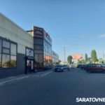 Жители Энгельса страдают от лихачей у магазина