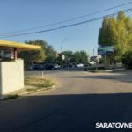 Жители Энгельса страдают от лихачей у магазина