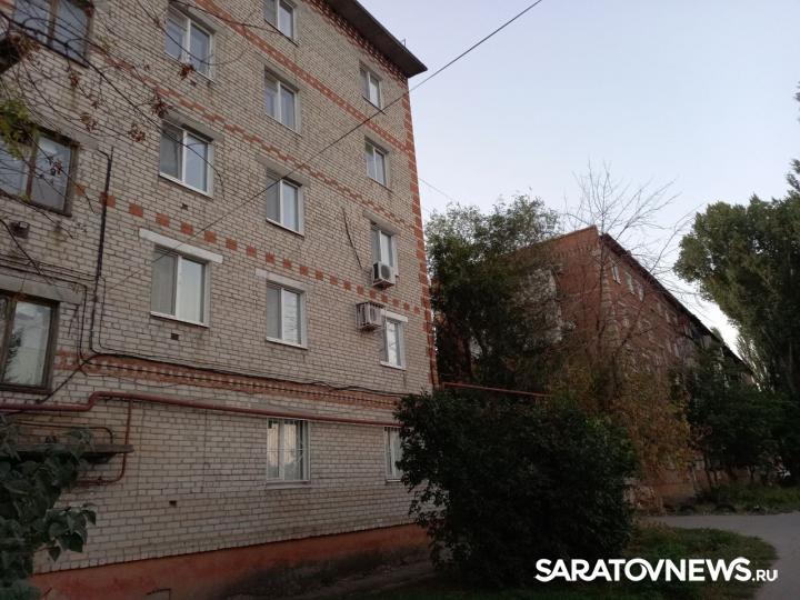 В Энгельсе сухие деревья угрожают жизням жителей пятиэтажки