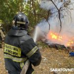 Рядом с социально-экономическим институтом в Саратове полыхал дом Рядом с социально-экономическим институтом в Саратове полыхал дом